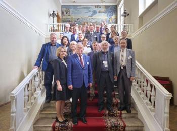 Конференция по Крыму фото на лестнице 