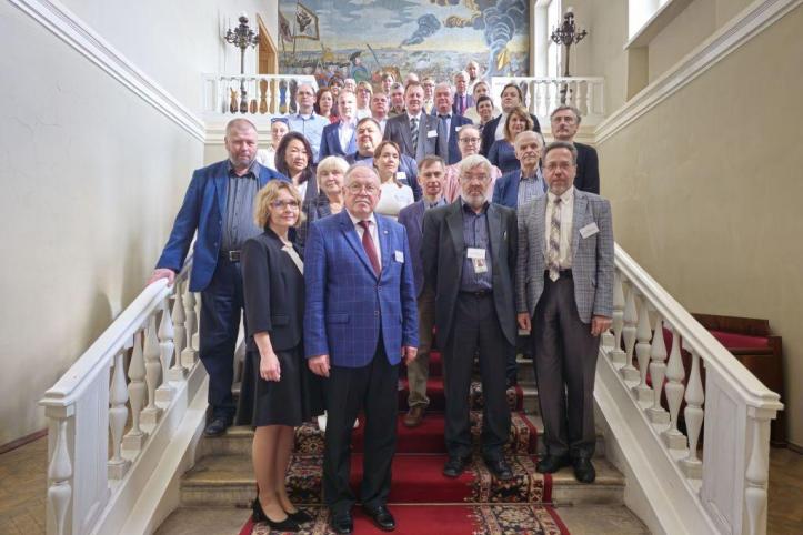 Конференция по Крыму фото на лестнице 